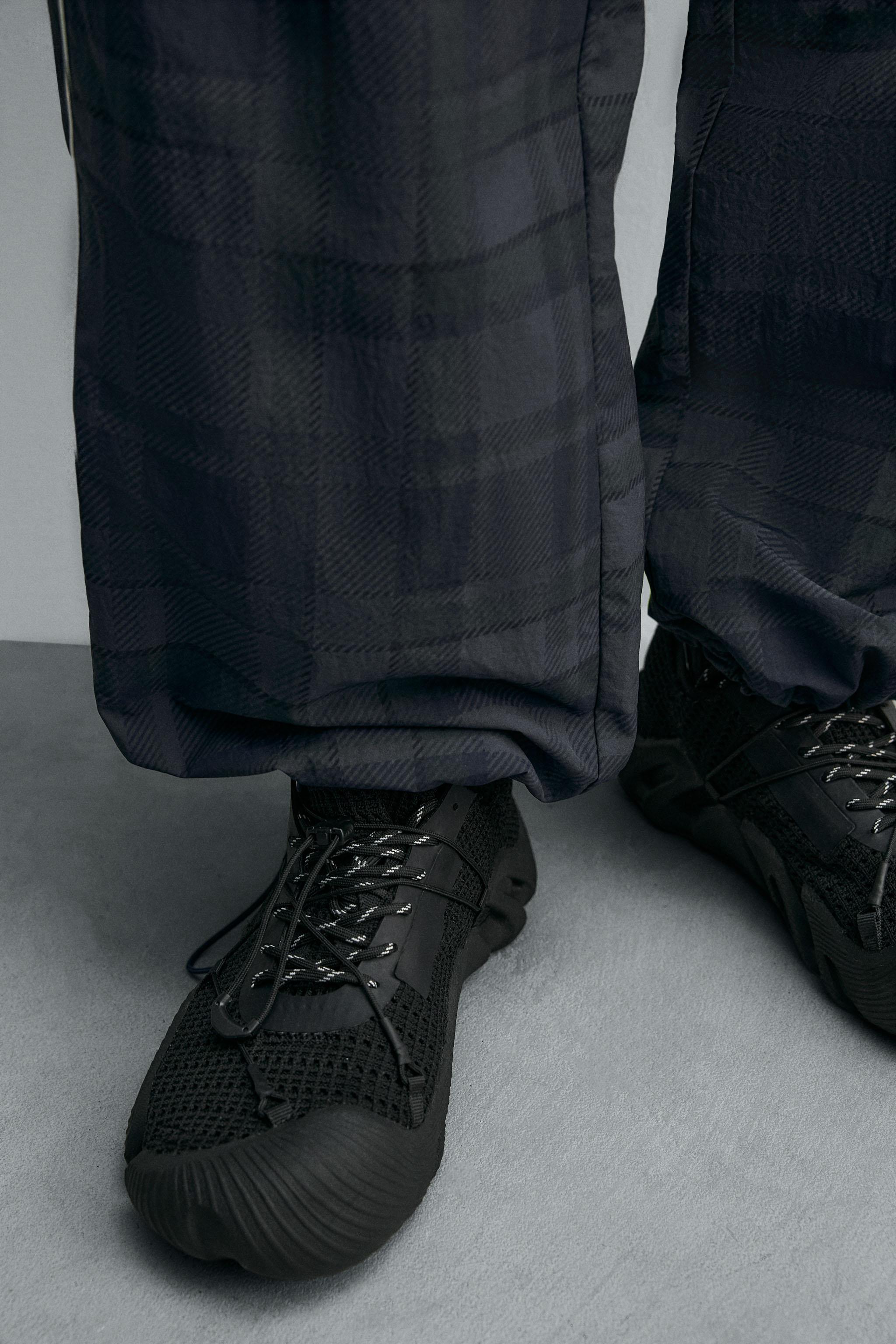 BASKETS À SEMELLE IRRÉGULIÈRE